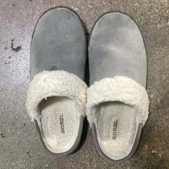 Sorel Gray Suede Slippers with White Fur Trim - Picture 3 of 5
